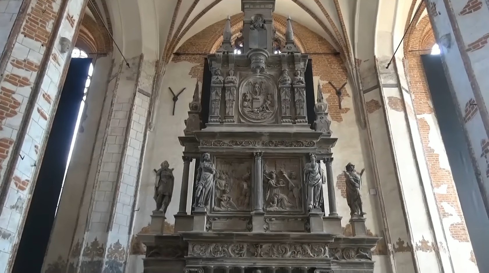 Kamienny ołtarz główny