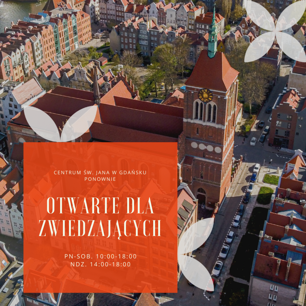 Infografika; widok z góry na bryłę kościoła św. Jana od strony północnej w słoneczny dzień. Po lewej stronie czerwony prostokąt z białym tekstem: "Centrum św. Jana w Gdańsku ponownie otwarte dla zwiedzających. Pn-sb. 10:00-18:00, ndz. 10:00-14:00."