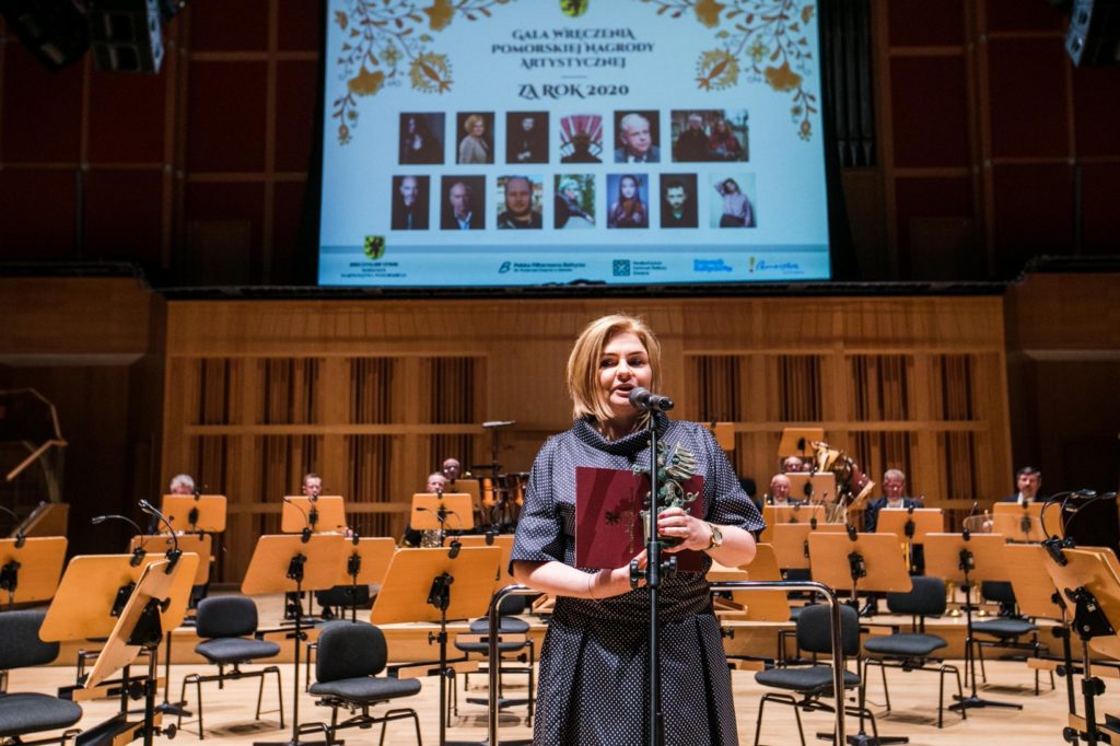 Fotografia; Iwona Berent przemawia po odebraniu Pomorskiej Nagrody Artystycznej we wnętrzu Filharmonii Bałtyckiej w Gdańsku.